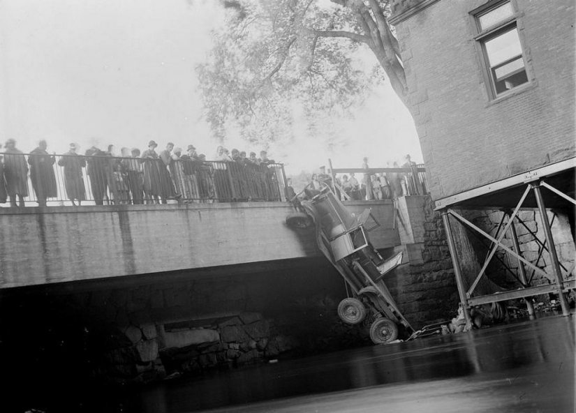 The brightest shots of car accidents of the last century