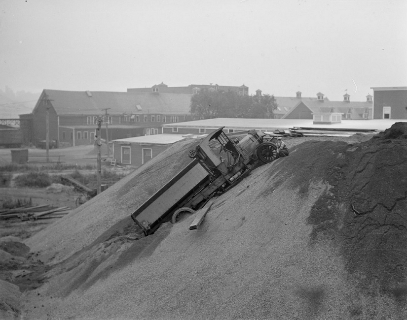 The brightest shots of car accidents of the last century