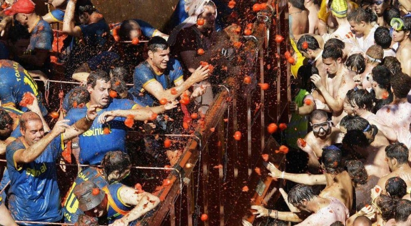The brightest shots of the Tomatina festival