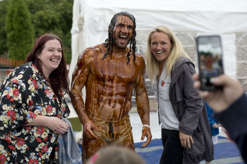 The British are going crazy - in England there was a championship in gravy wrestling The British are going crazy - in England there was a championship in gravy wrestling