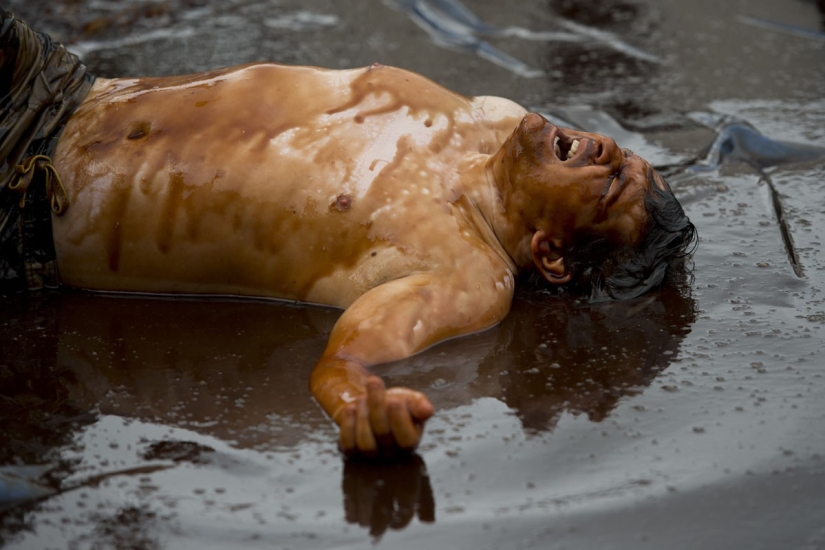 The British are going crazy - in England there was a championship in gravy wrestling The British are going crazy - in England there was a championship in gravy wrestling