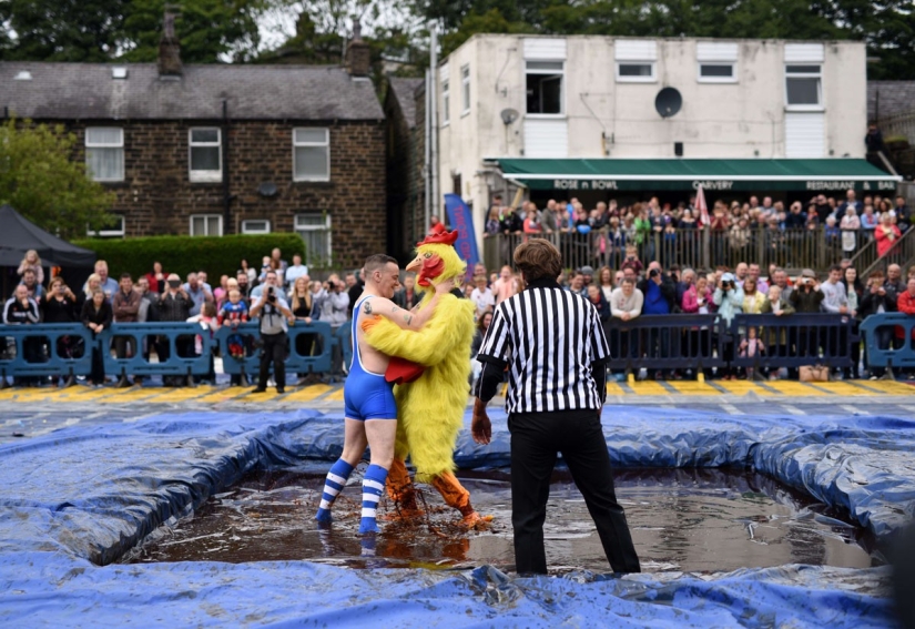 The British are going crazy - in England there was a championship in gravy wrestling The British are going crazy - in England there was a championship in gravy wrestling