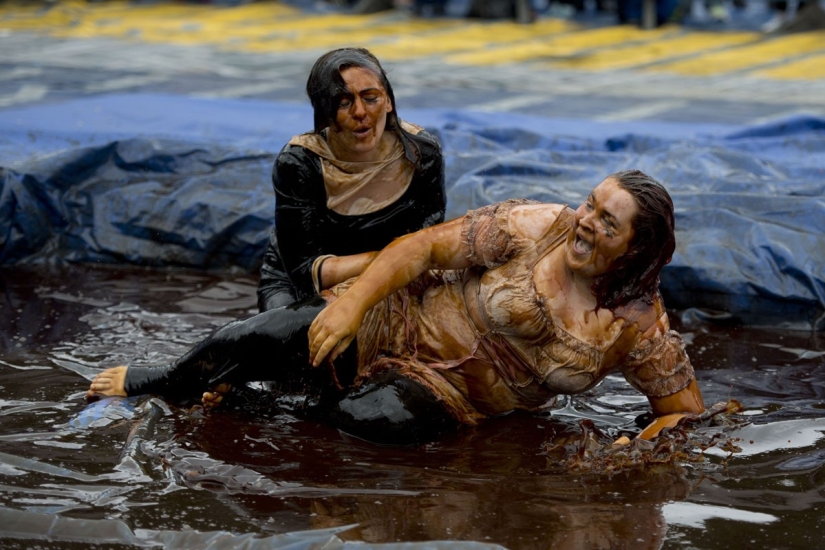 The British are going crazy - in England there was a championship in gravy wrestling The British are going crazy - in England there was a championship in gravy wrestling