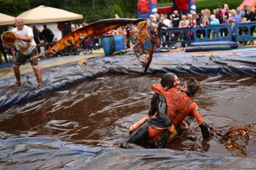 The British are going crazy - in England there was a championship in gravy wrestling The British are going crazy - in England there was a championship in gravy wrestling