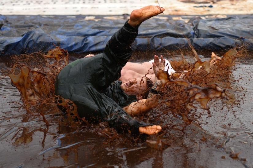 The British are going crazy - in England there was a championship in gravy wrestling The British are going crazy - in England there was a championship in gravy wrestling