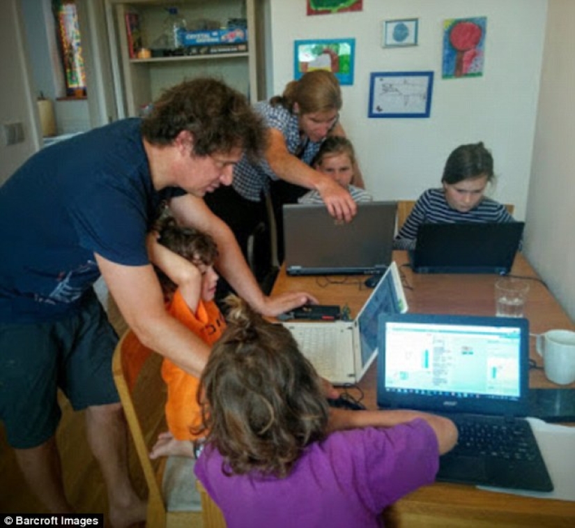 The British family decided not to send their children to school, but to travel around the world with them