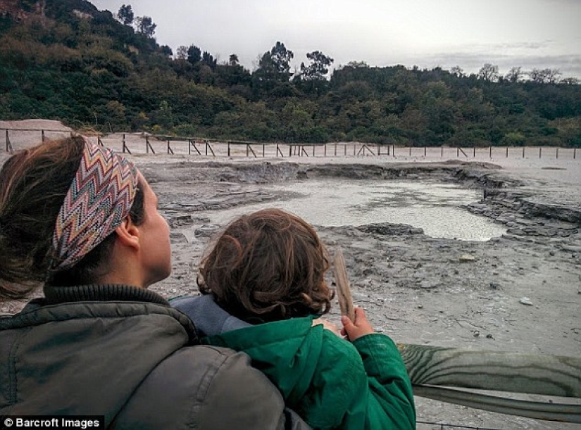 The British family decided not to send their children to school, but to travel around the world with them