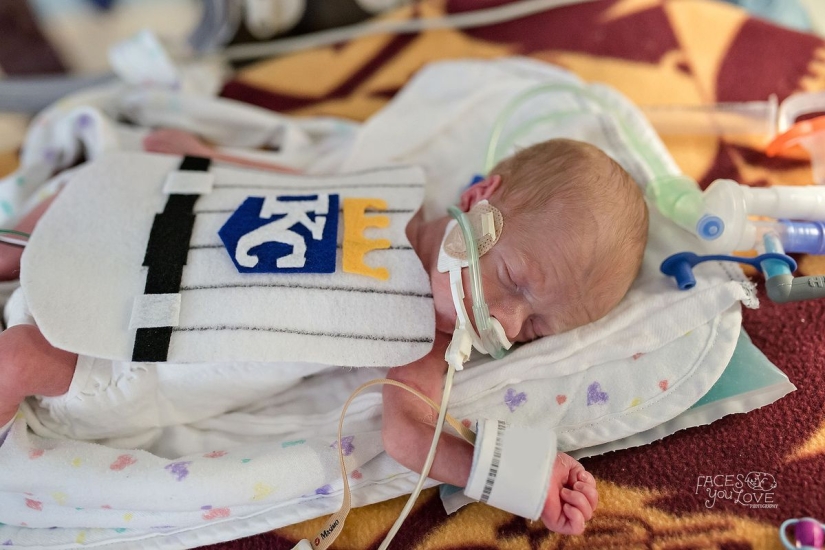 The Children's Hospital dressed up premature newborns in superheroes and arranged a photo shoot The Children's Hospital dressed up premature newborns in superheroes and arranged a photo shoot