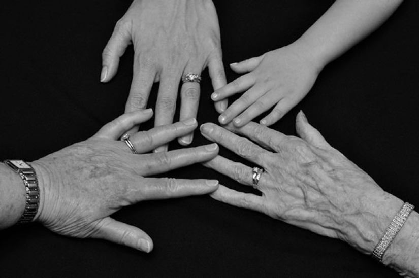 The connection of times: families in which grandchildren have children The connection of times: families in which grandchildren have children