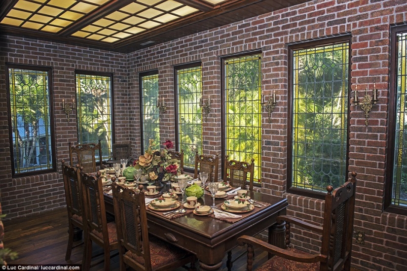 The couple bought an abandoned mansion for one dollar, and now it costs $ 2.4 million