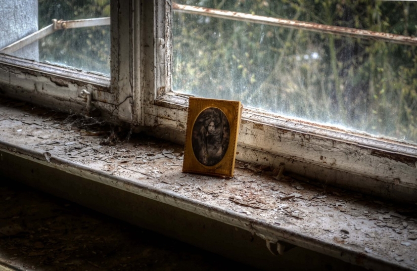 The creepy abandoned operating room of a German urologist has remained untouched for almost 30 years The creepy abandoned operating room of a German urologist has remained untouched for almost 30 years