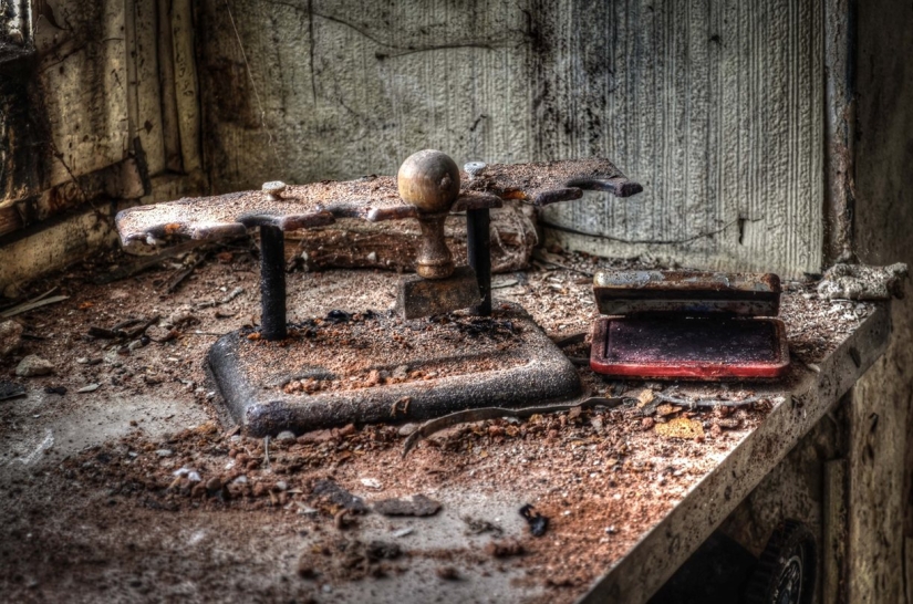The creepy abandoned operating room of a German urologist has remained untouched for almost 30 years The creepy abandoned operating room of a German urologist has remained untouched for almost 30 years