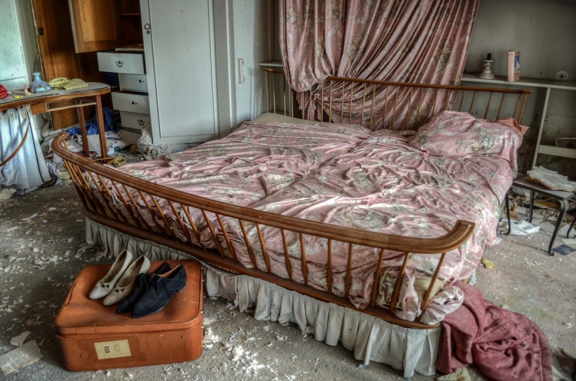 The creepy abandoned operating room of a German urologist has remained untouched for almost 30 years The creepy abandoned operating room of a German urologist has remained untouched for almost 30 years