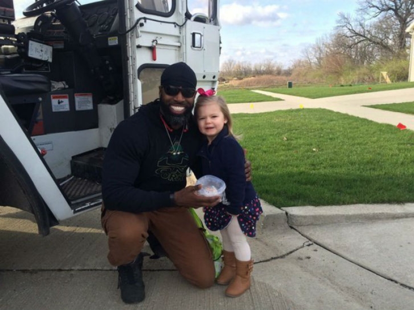 The dream of a 3-year—old girl came true - on her birthday she met a garbage man The dream of a 3-year—old girl came true - on her birthday she met a garbage man