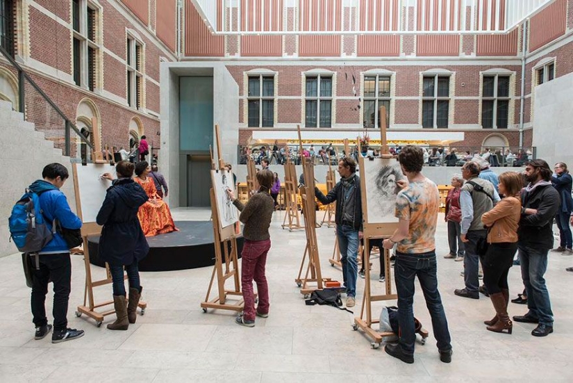 The Dutch State Museum bans cameras and tells everyone to draw what they see