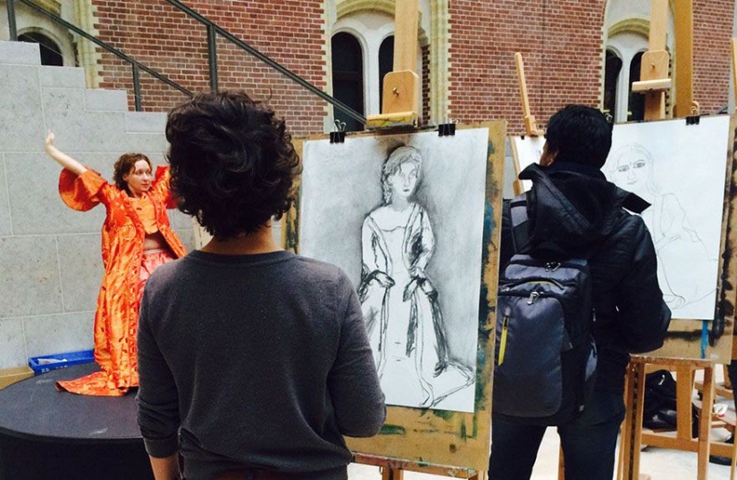 The Dutch State Museum bans cameras and tells everyone to draw what they see