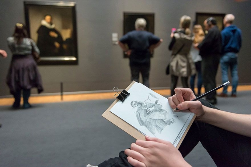 The Dutch State Museum bans cameras and tells everyone to draw what they see