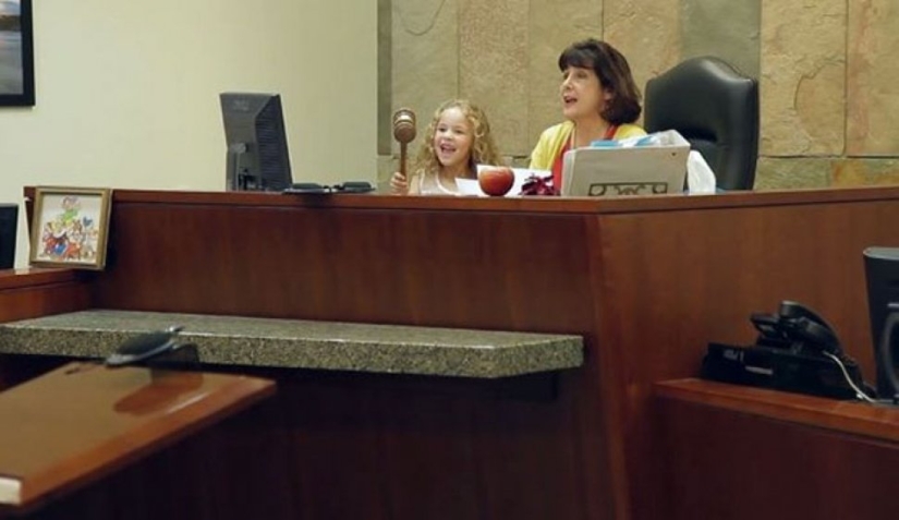 The entire courtroom dressed up in costumes of Disney characters to support a 5-year-old girl The entire courtroom dressed up in costumes of Disney characters to support a 5-year-old girl