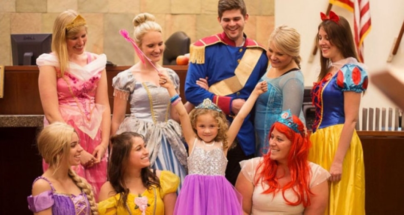 The entire courtroom dressed up in costumes of Disney characters to support a 5-year-old girl The entire courtroom dressed up in costumes of Disney characters to support a 5-year-old girl
