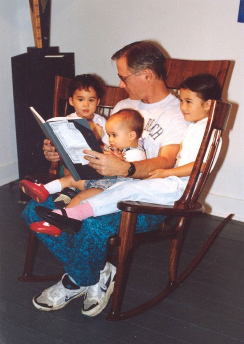 The father created a triple rocking chair to read fairy tales to his children