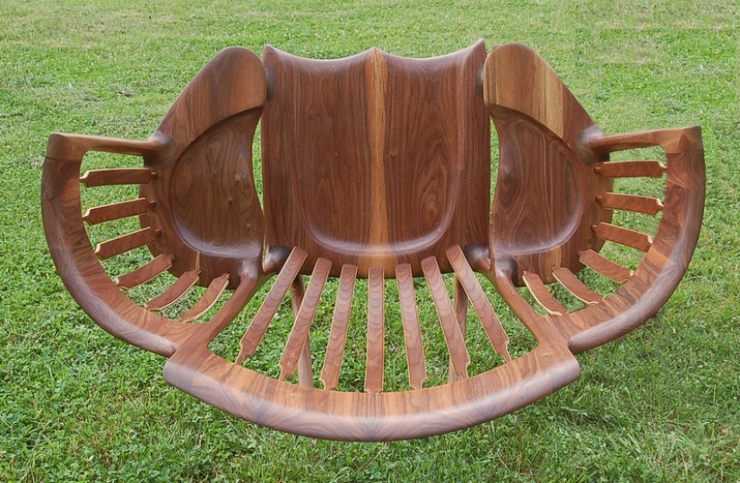 The father created a triple rocking chair to read fairy tales to his children