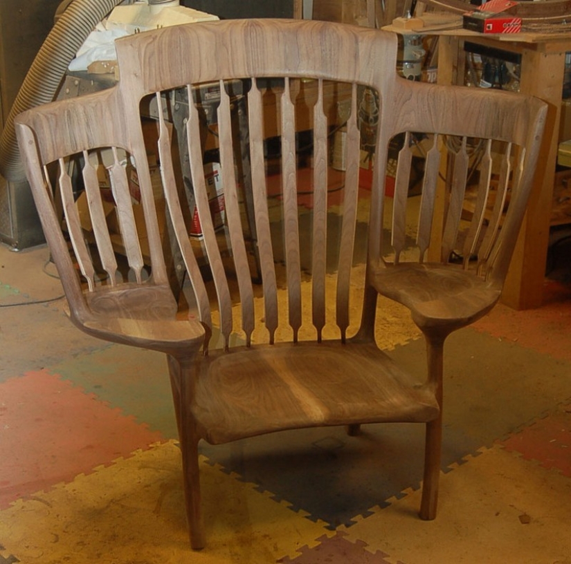 The father created a triple rocking chair to read fairy tales to his children