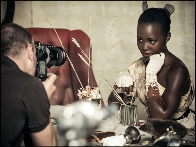 The first shots of the new Pirelli calendar 2018: a fairy tale in "black tones"