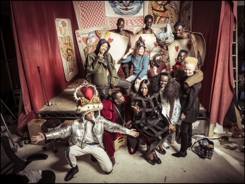 The first shots of the new Pirelli calendar 2018: a fairy tale in "black tones"