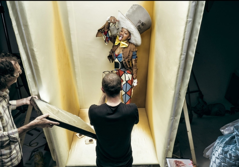 The first shots of the new Pirelli calendar 2018: a fairy tale in "black tones"