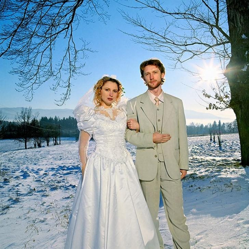 The girl is photographed with unfamiliar men under the guise of his wife