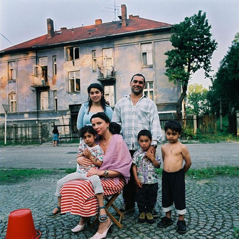 The girl is photographed with unfamiliar men under the guise of his wife