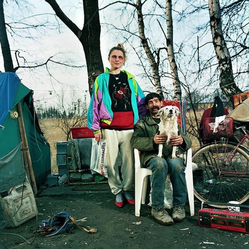 The girl is photographed with unfamiliar men under the guise of his wife