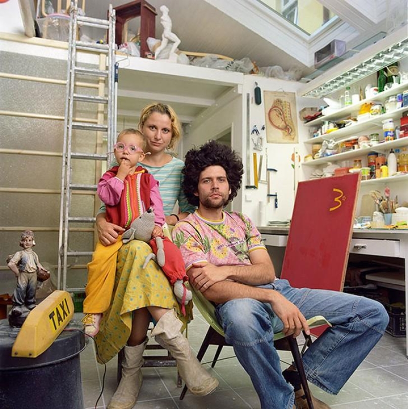 The girl is photographed with unfamiliar men under the guise of his wife