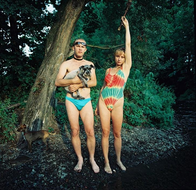 The girl is photographed with unfamiliar men under the guise of his wife