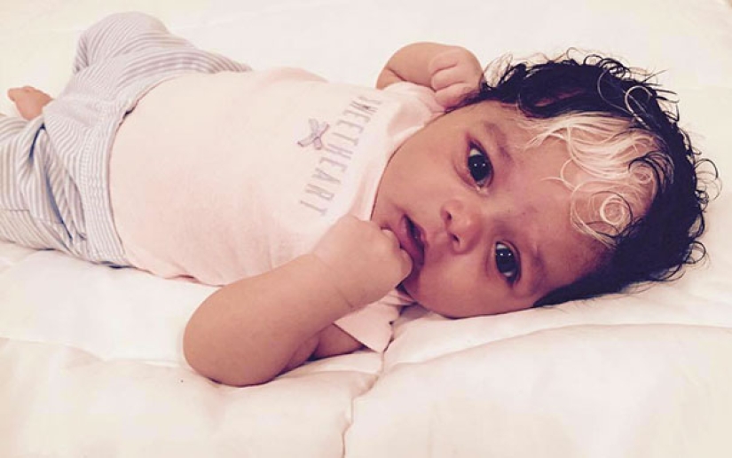 The girl was born with white bangs, exactly the same as her mother, grandmother and great-grandmother