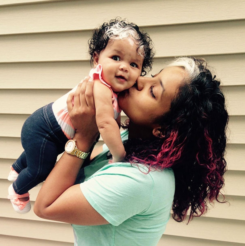 The girl was born with white bangs, exactly the same as her mother, grandmother and great-grandmother