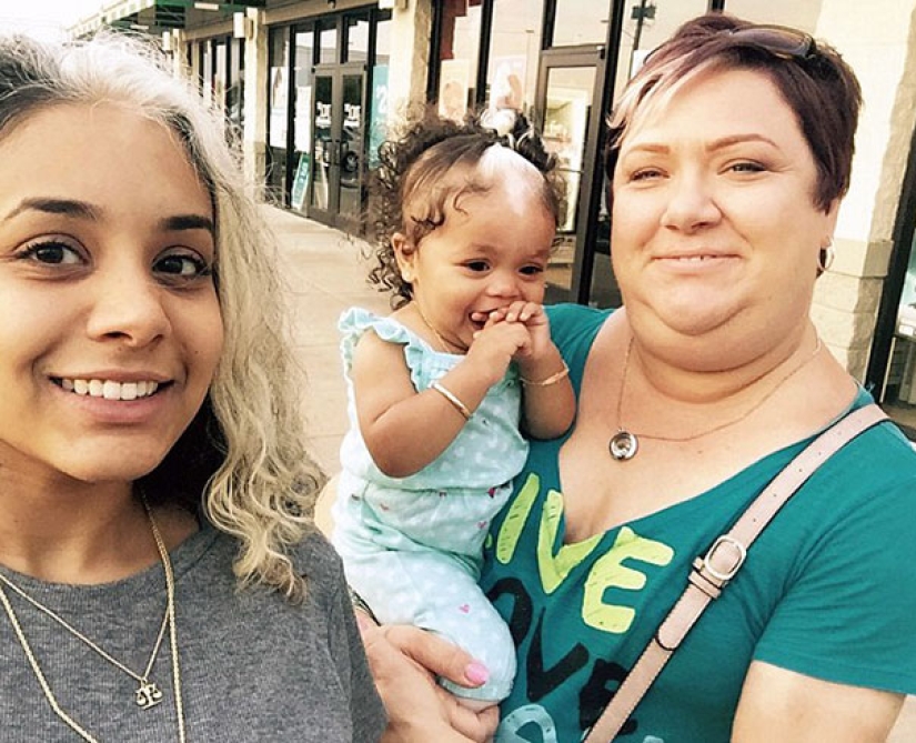 The girl was born with white bangs, exactly the same as her mother, grandmother and great-grandmother