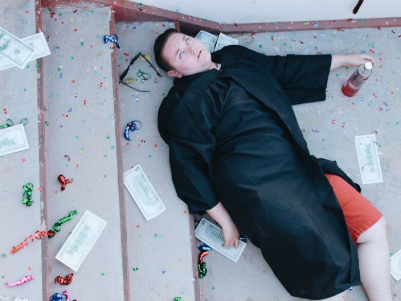 The graduation photo session of this student was clearly a success.