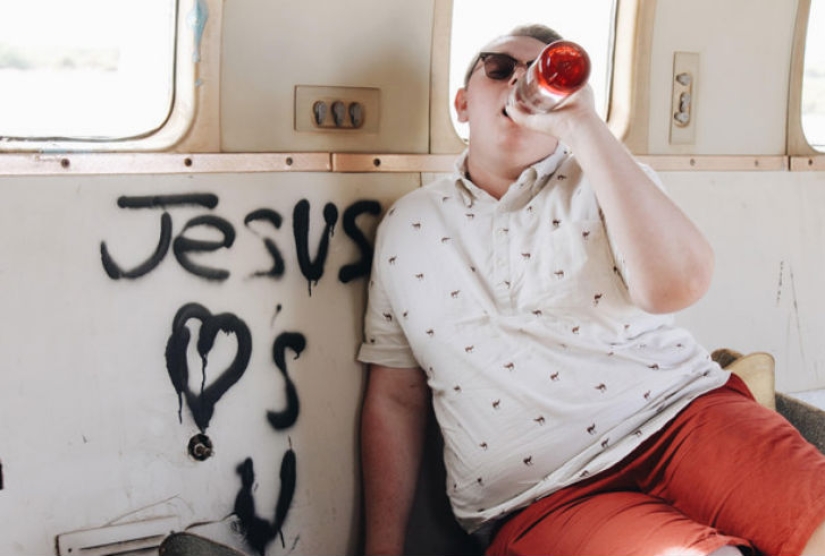 The graduation photo session of this student was clearly a success.