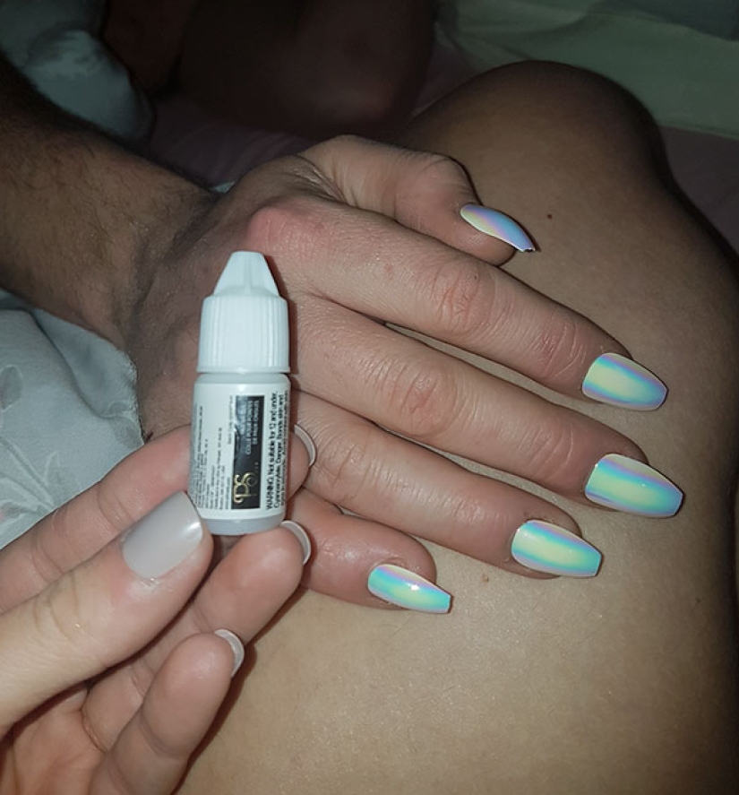 The guy did not keep his promise and overslept, and the girl decided to take revenge