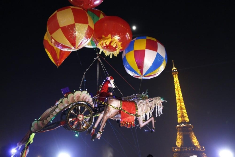 The holiday comes to us: New Year&#39;s lights 2013