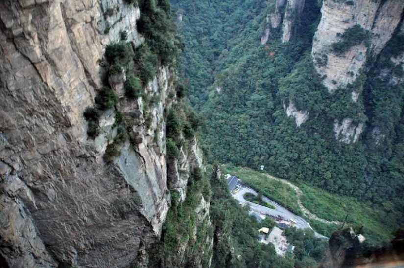 The Hundred Dragons Elevator is the tallest outdoor lift in the world.