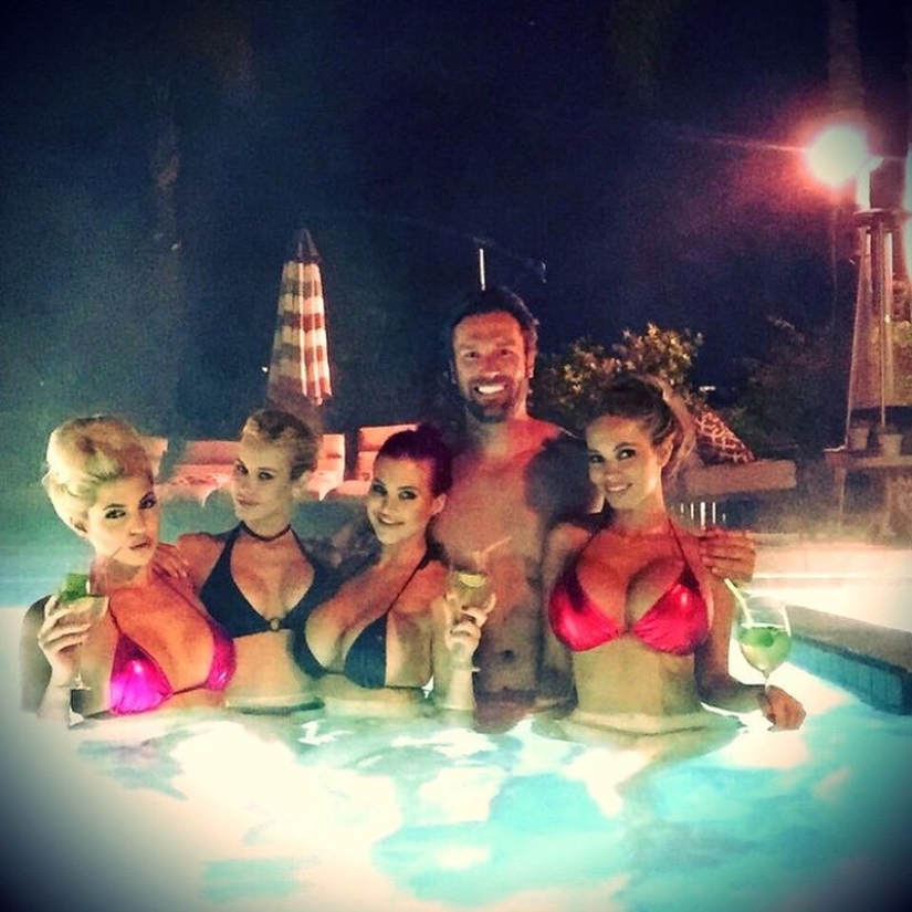 The luxurious life of this married guy can only be envied The luxurious life of this married guy can only be envied