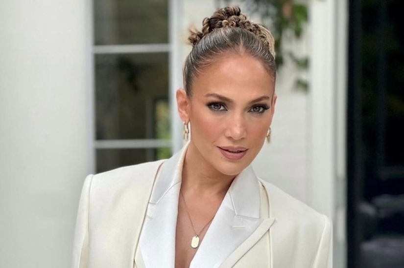 The most fashionable fur coat of winter 2023 - Jennifer Lopez