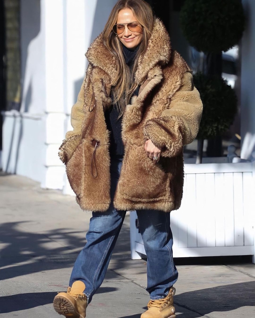 The most fashionable fur coat of winter 2023 - Jennifer Lopez