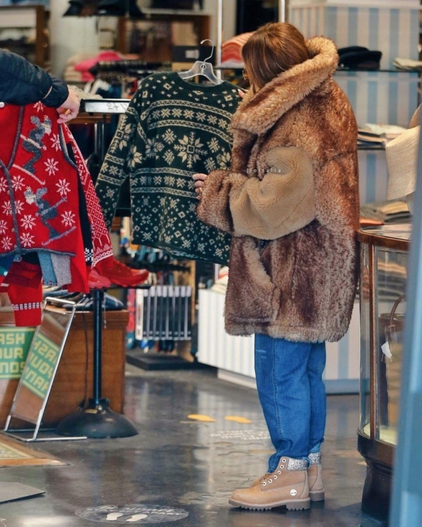The most fashionable fur coat of winter 2023 - Jennifer Lopez