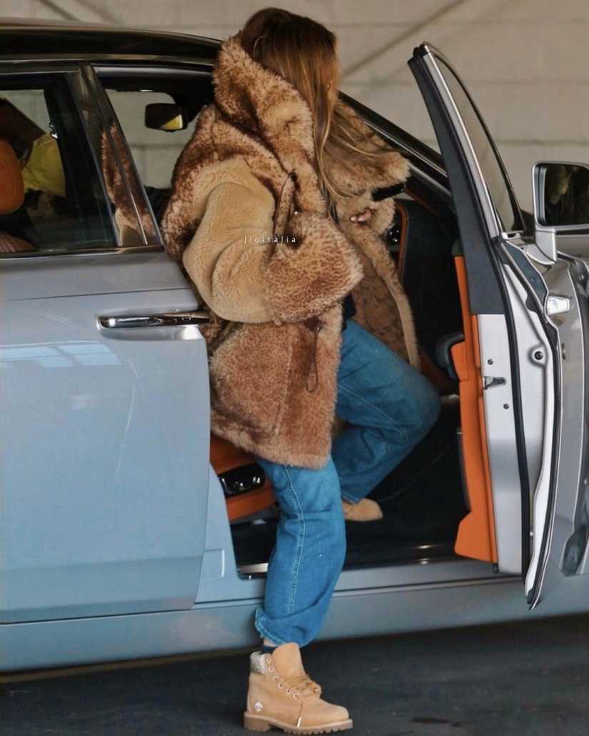 The most fashionable fur coat of winter 2023 - Jennifer Lopez