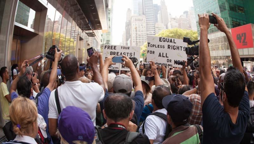 The most interesting shots of National Topless Day in the USA The most interesting shots of National Topless Day in the USA