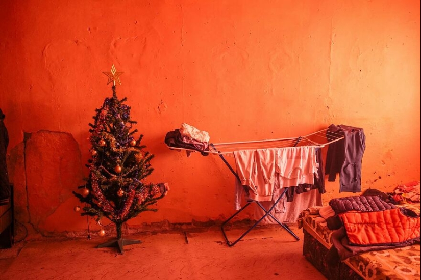 “The Roma Princesses”: This Photographer Documented The Tale Of Hope And Struggle In A Roma Ghetto