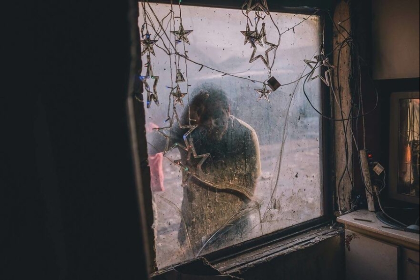 “The Roma Princesses”: This Photographer Documented The Tale Of Hope And Struggle In A Roma Ghetto